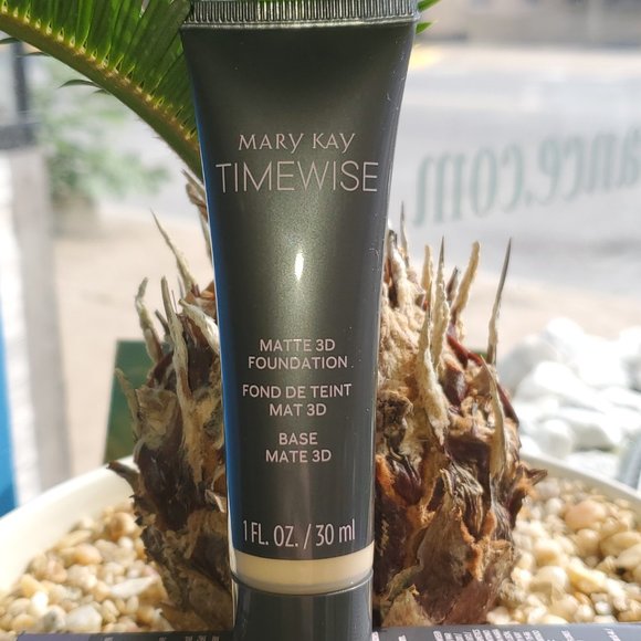 Ivory W 130 Matte 3D Foundation - Combo to Oily Skin - Timewise Mary Kay - Picture 2 of 5